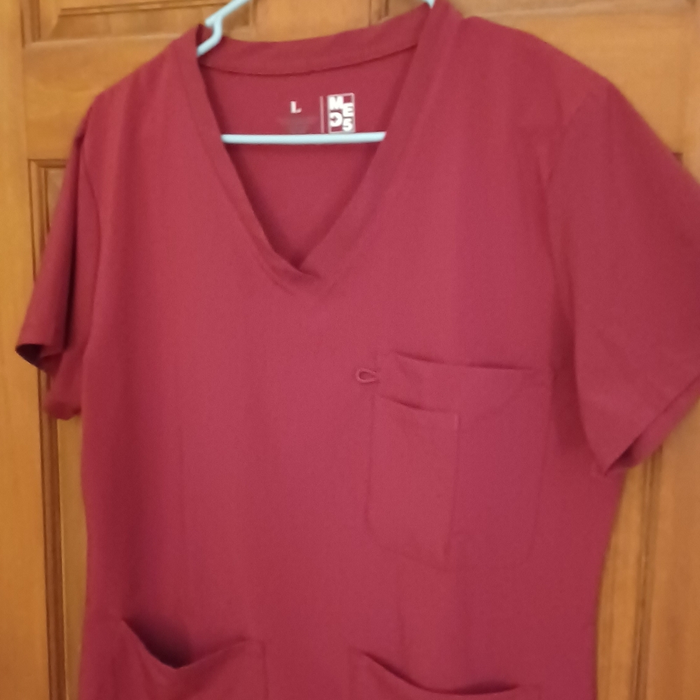 WOMENS LARGE STRETCH SCRUBS          V- NECK, 5 POCKET TOP.